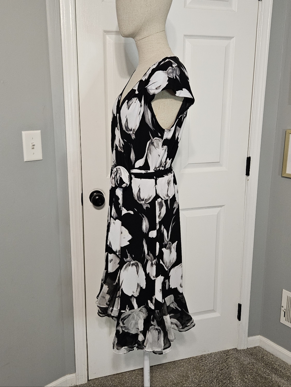 White House Black Market Black and White Floral Midi Wrap Dress - Picture 2 of 6